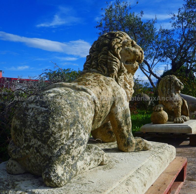 Pair of 18th Century stone lions with base : Atelier Alain BIDAL (Provence)