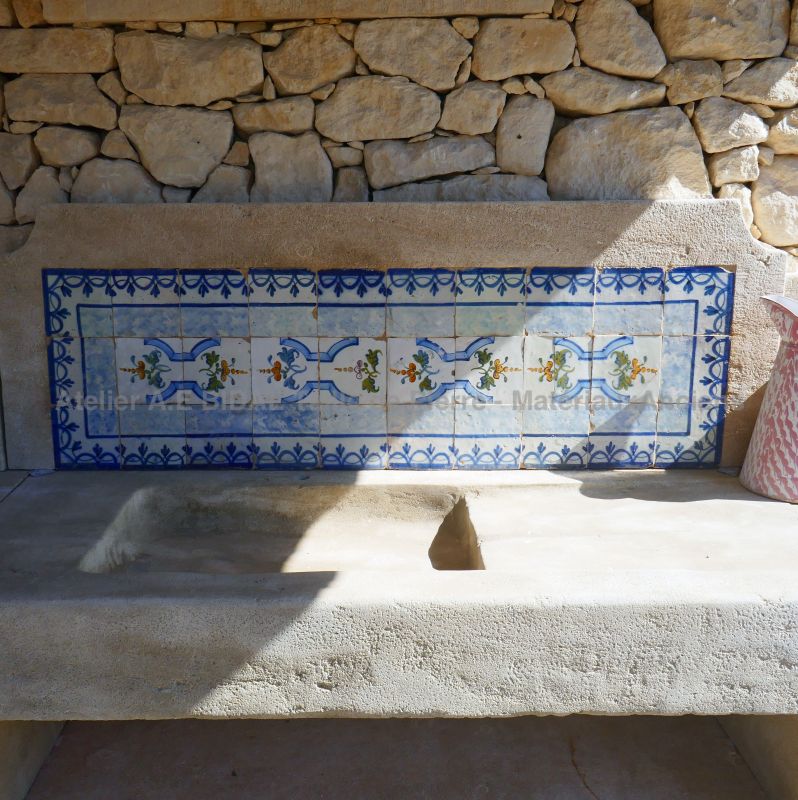 Summer kitchen with sink on jambs and stone pediment decorated with Azulejos - Garden furniture on sale at Alain Bidal (Provence)