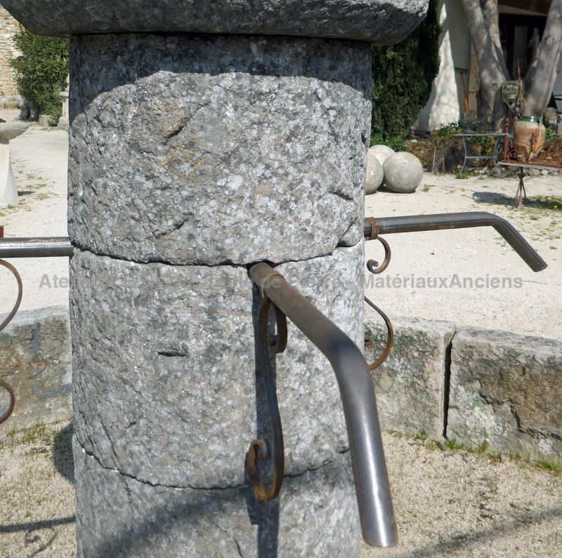 Détail des sorties d'eau en fer forgé sur notre colonne central en pierre : Atelier Alain BIDAL