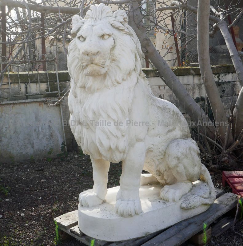 Statue de lion assis en pierre composite : Atelier Alain BIDAL (Provence)