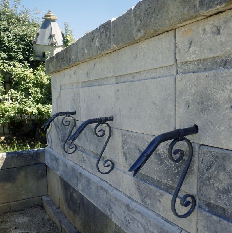 3,6 meters long garden wall fountain in old stones : an elegant fountain from Alain BIDAL, Provence