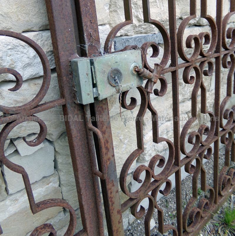 Grand portail ancien avec volutes en fer forgé, un portail élégant et original en vente chez Alain BIDAL, Provence