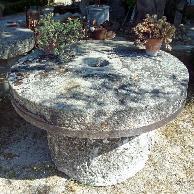 Ancien mobilier de jardin en pierre : large table massive pour extérieur - Atelier Alain BIDAL, Provence
