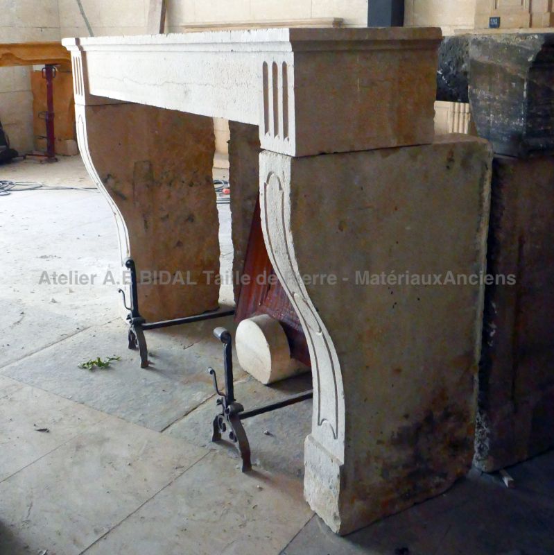 Louis XVI mantel in carved limestone for sale in Provence at Atelier Alain BIDAL