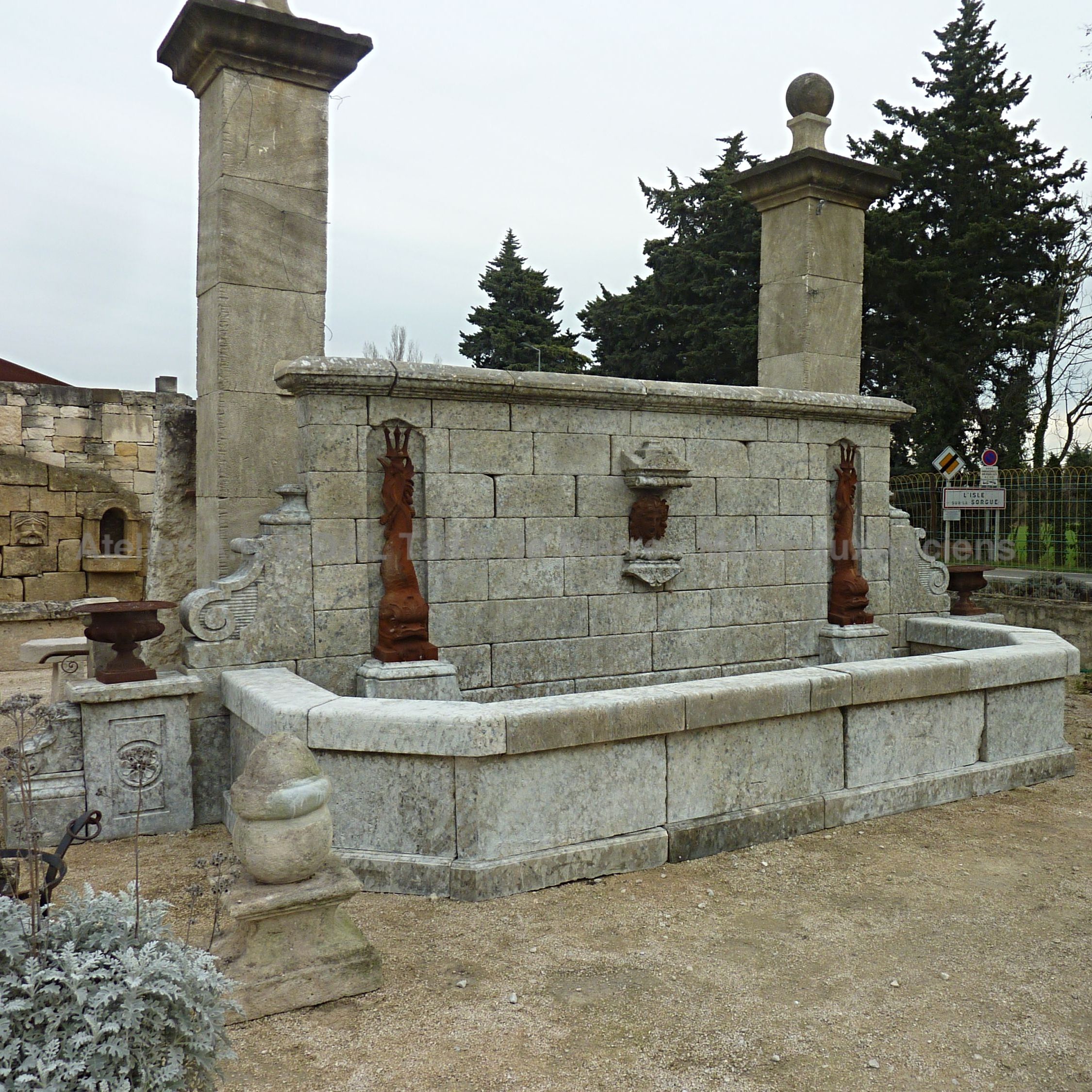 Grande fontaine murale avec éléments en fonte |Fontaine provençale pour extérieur de fabrication française signée Alain BIDAL