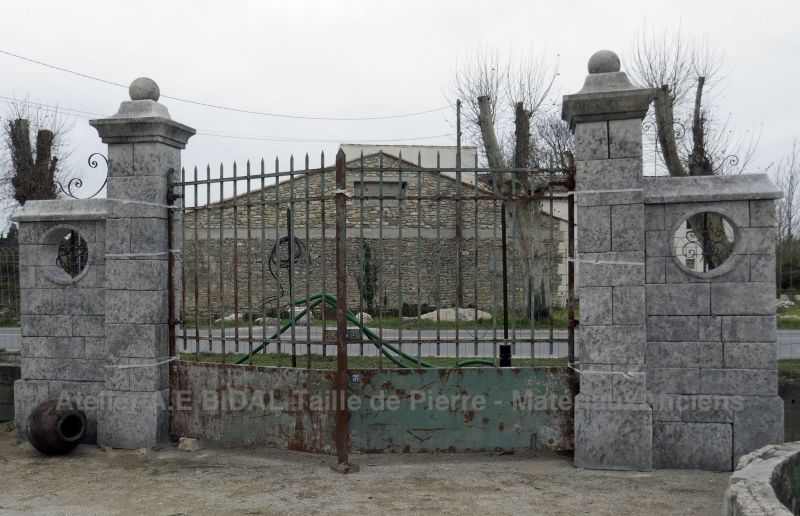 Pilier ancien avec muret en pierre ancienne ǀ Paire de piliers pour portail ǀ Matériaux anciens Bidal