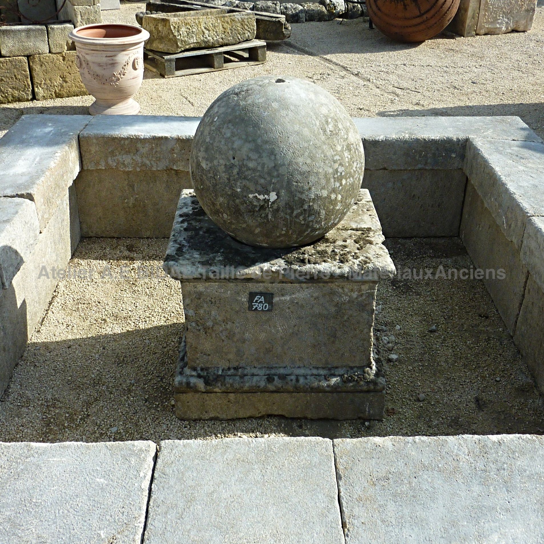 Magnifique bassin ancien avec socle et boule centrale en pierre ** VENDU