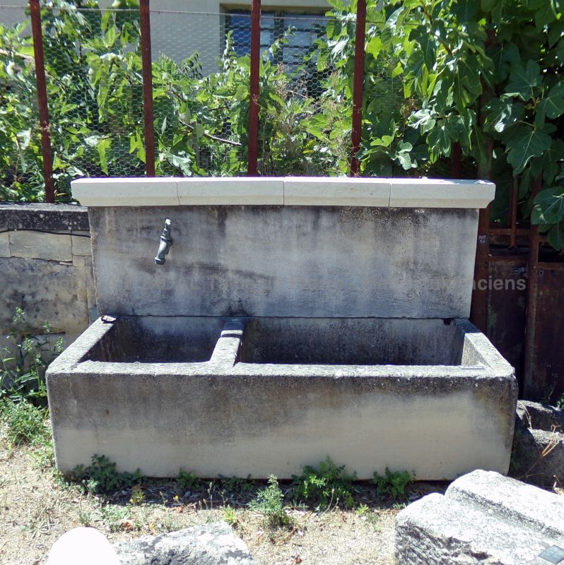 Fontaine d'extérieur avec bac de type fontaine murale - fontaine ancienne en pierre véritable de chez Alain BIDAL (Provence)