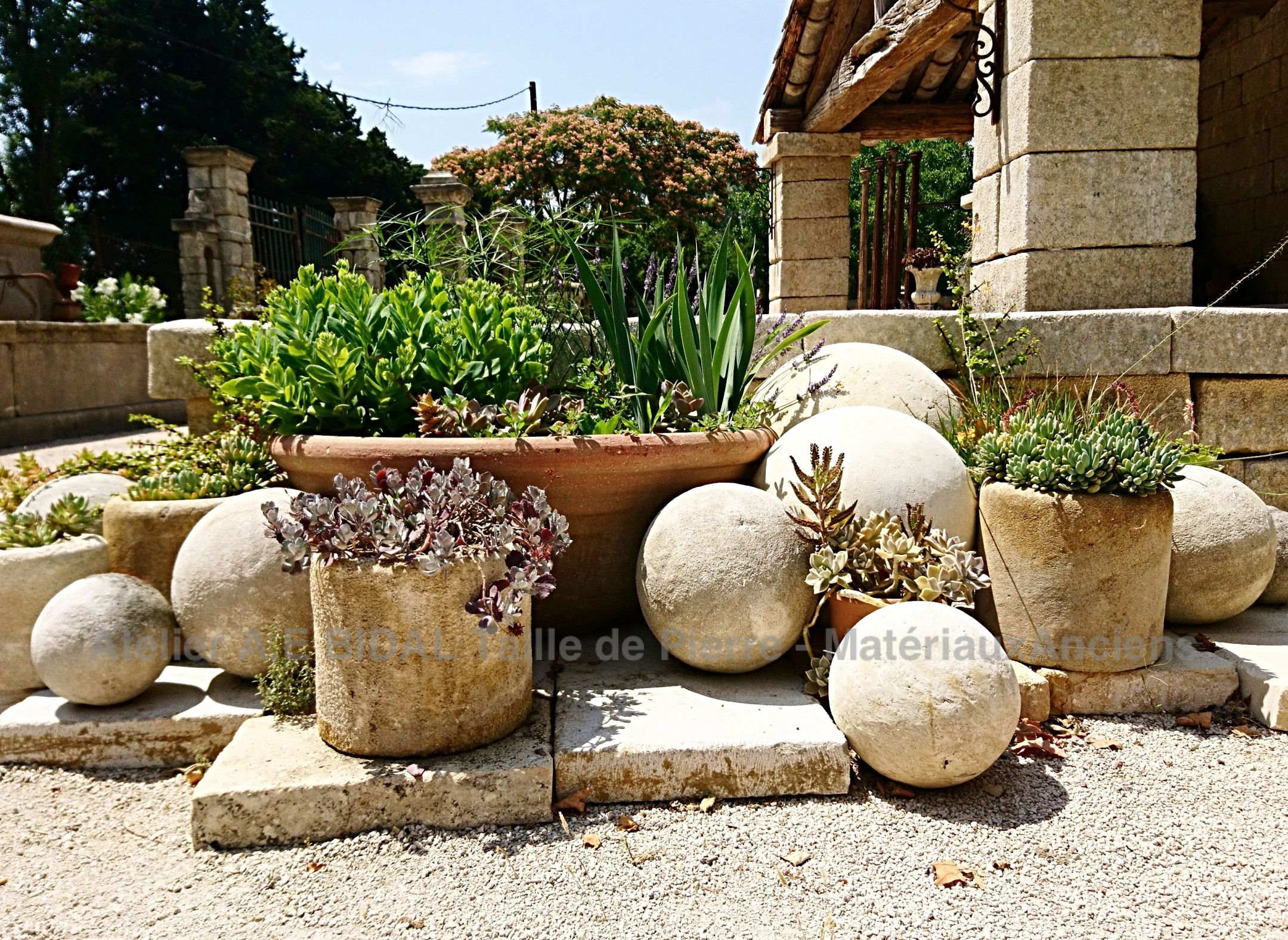 Les matériaux anciens Bidal en Provence vous proposent des éléments de décoration pour votre jardin.