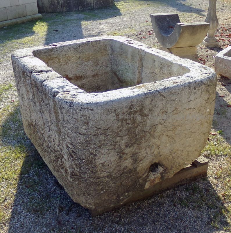 Ancien bac en pierre : bac massif en pierre dure par le vendeur de matériaux anciens Alain Bidal, Provence.