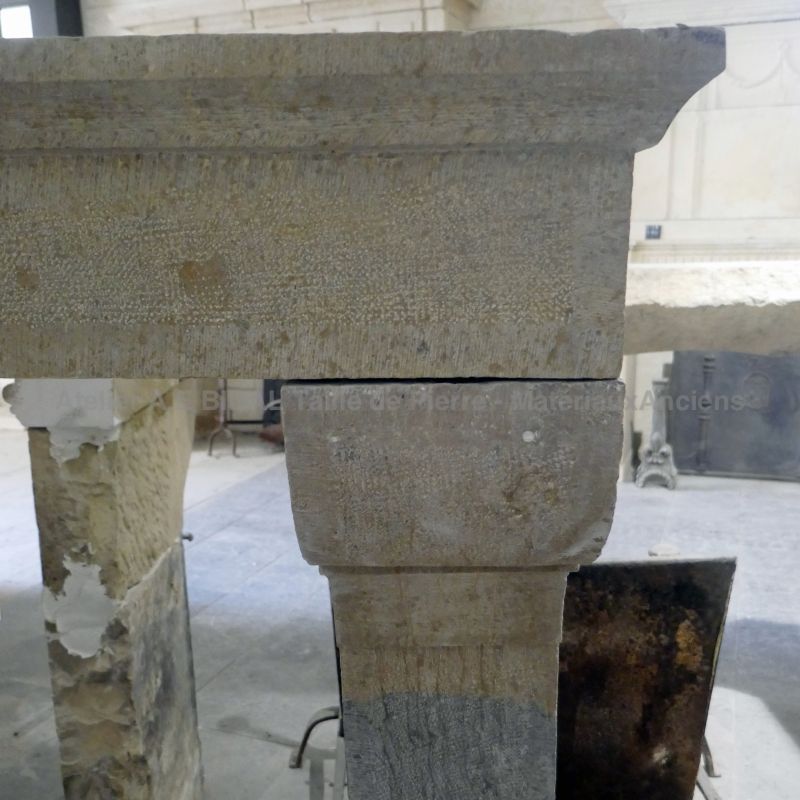 Old Burgundy stone mantelpiece : Alain BIDAL, an expert at your service