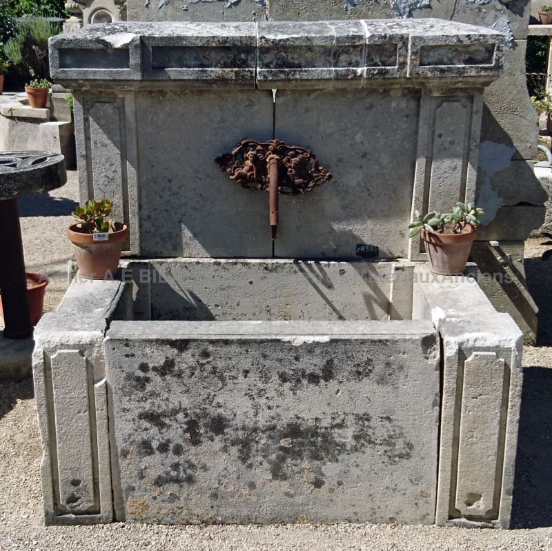 Belle fontaine murale au style ancien et au charme rural - fontaine de jardin de fabrication française.