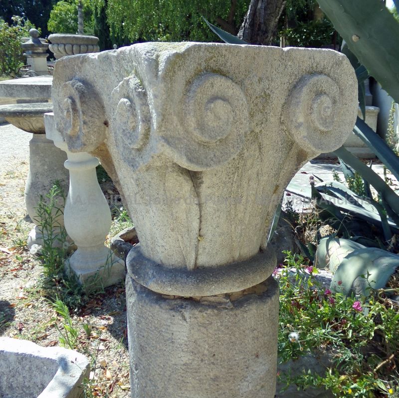 Ancienne colonne en pierre pour une belle décoration du jardin - Atelier Alain BIDAL (Provence)