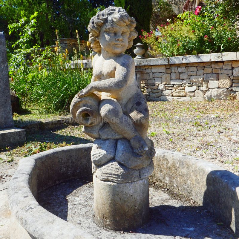 Fontaine pour jardin avec sculpture de putto - Fontaine ancienne de chez Atelier Alain BIDAL (Provence)