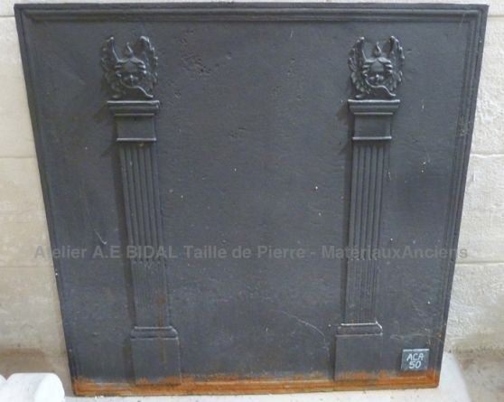 Plaque de fonte avec colonnes et aigles ** VENDUE