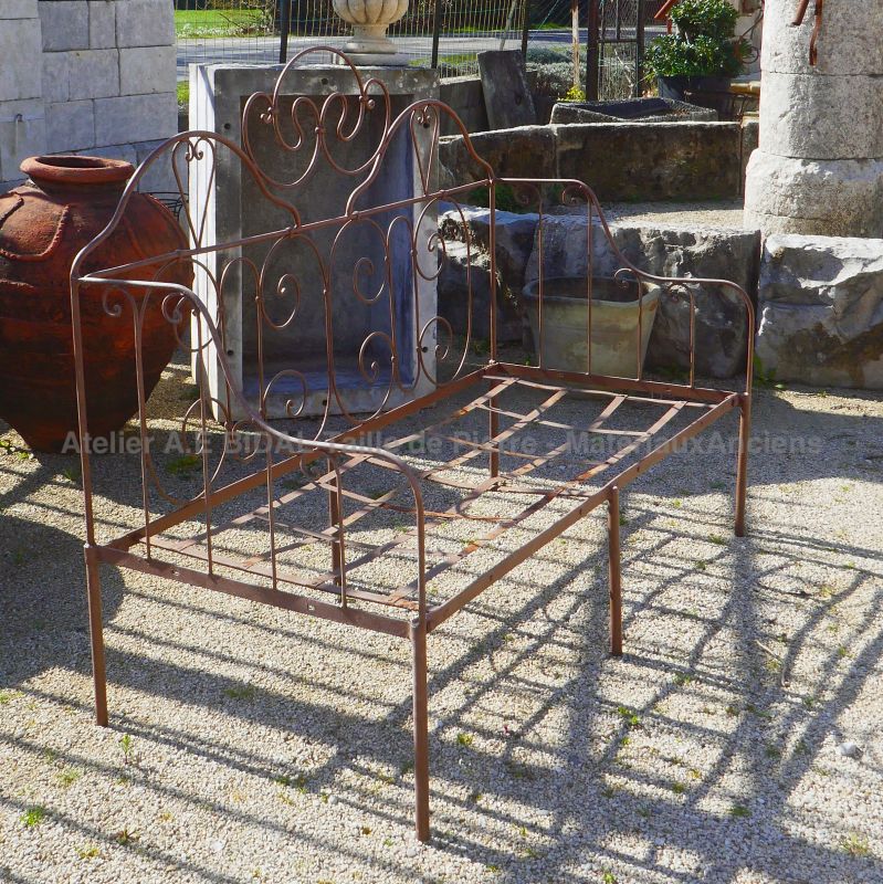 Canapé d'extérieur vintage : ancienne banquette en fer forgé par Les Matériaux Anciens en Provence BIDAL