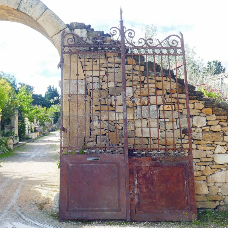 Wrought iron gate : an old double-door gate for sale at Alain BIDAL, Antique Materials in Provence
