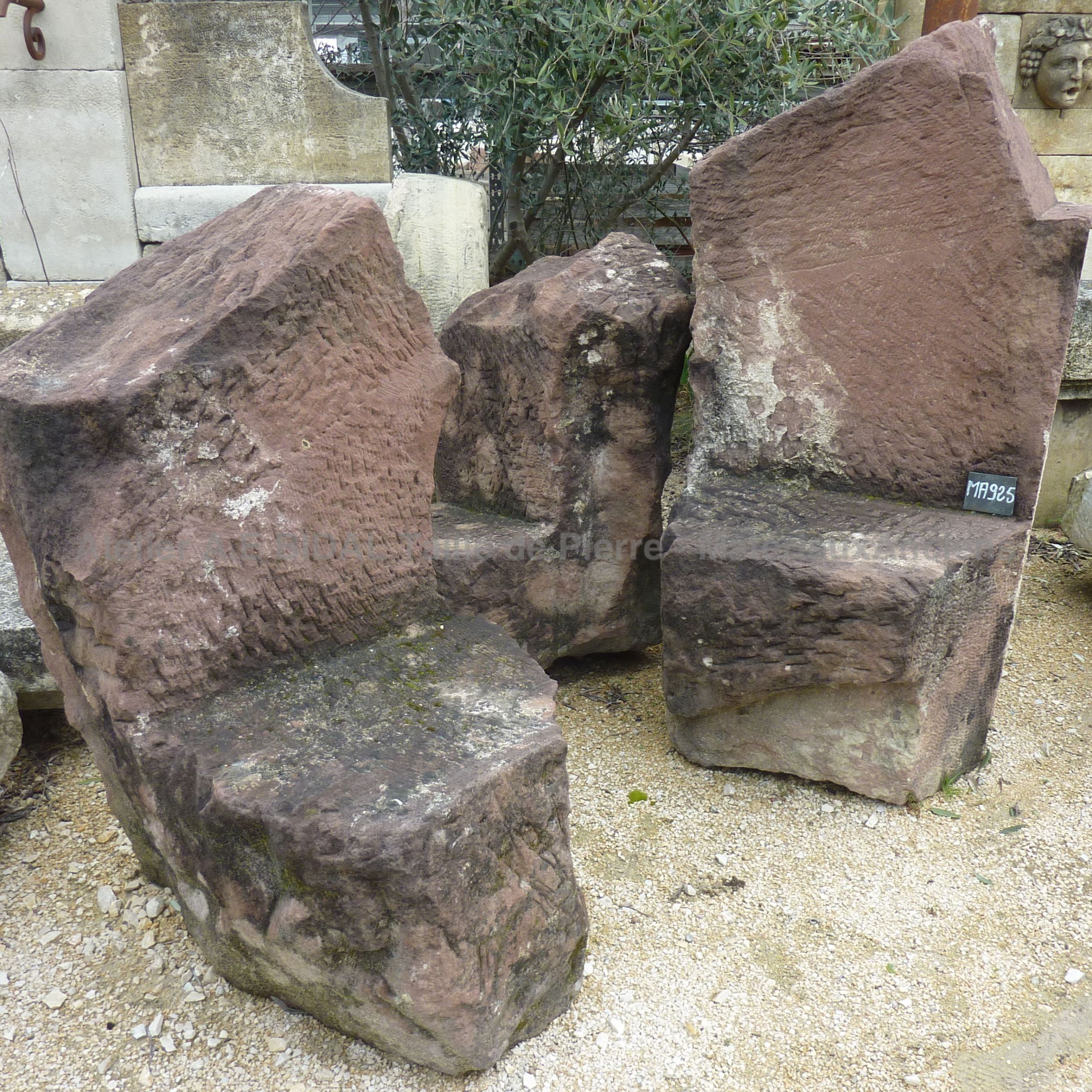 Mobilier de jardin ancien - fauteuil en grès rose de type rustique.