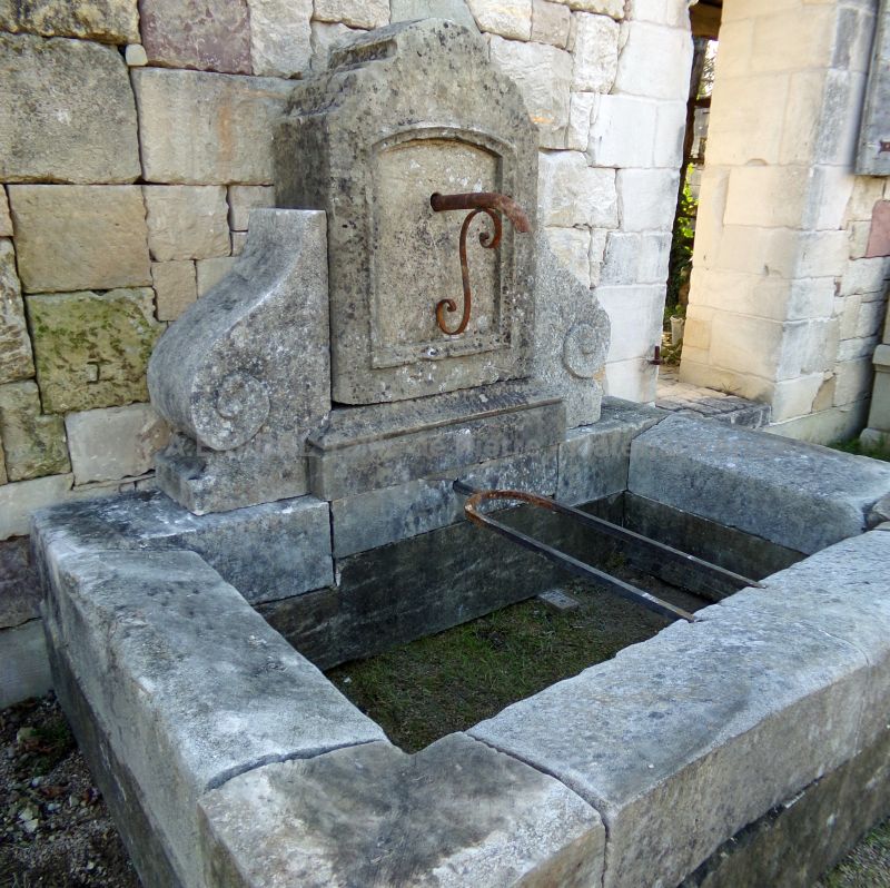Ancienne fontaine de Provence pleine de charme pour la décoration du jardin - Atelier Alain BIDAL (Provence)