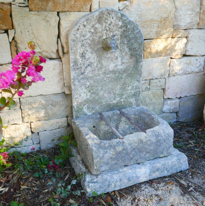 Easy to install and un-expensive weathered stone fountain : Alain BIDAL Antique Materials in Provence