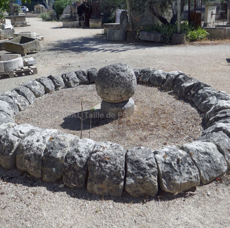 This central fountain basin can also become a fish pond - ideal to decorate the garden or courtyard.