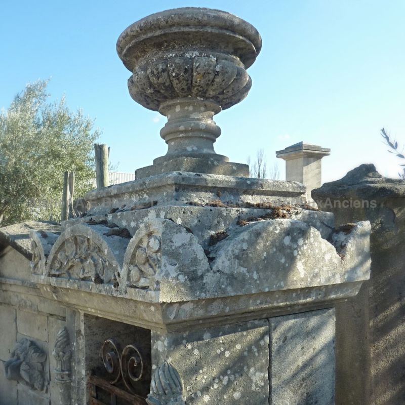 Détail du toit et du vase à godrons en pierre sur notre oratoire ancien ǀ En vente uniquement chez Alain Bidal en Provence.