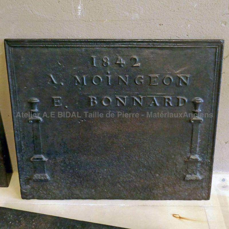 Plaque foyère en fonte pour cheminée : ancienne petite plaque en fonte datée 1842