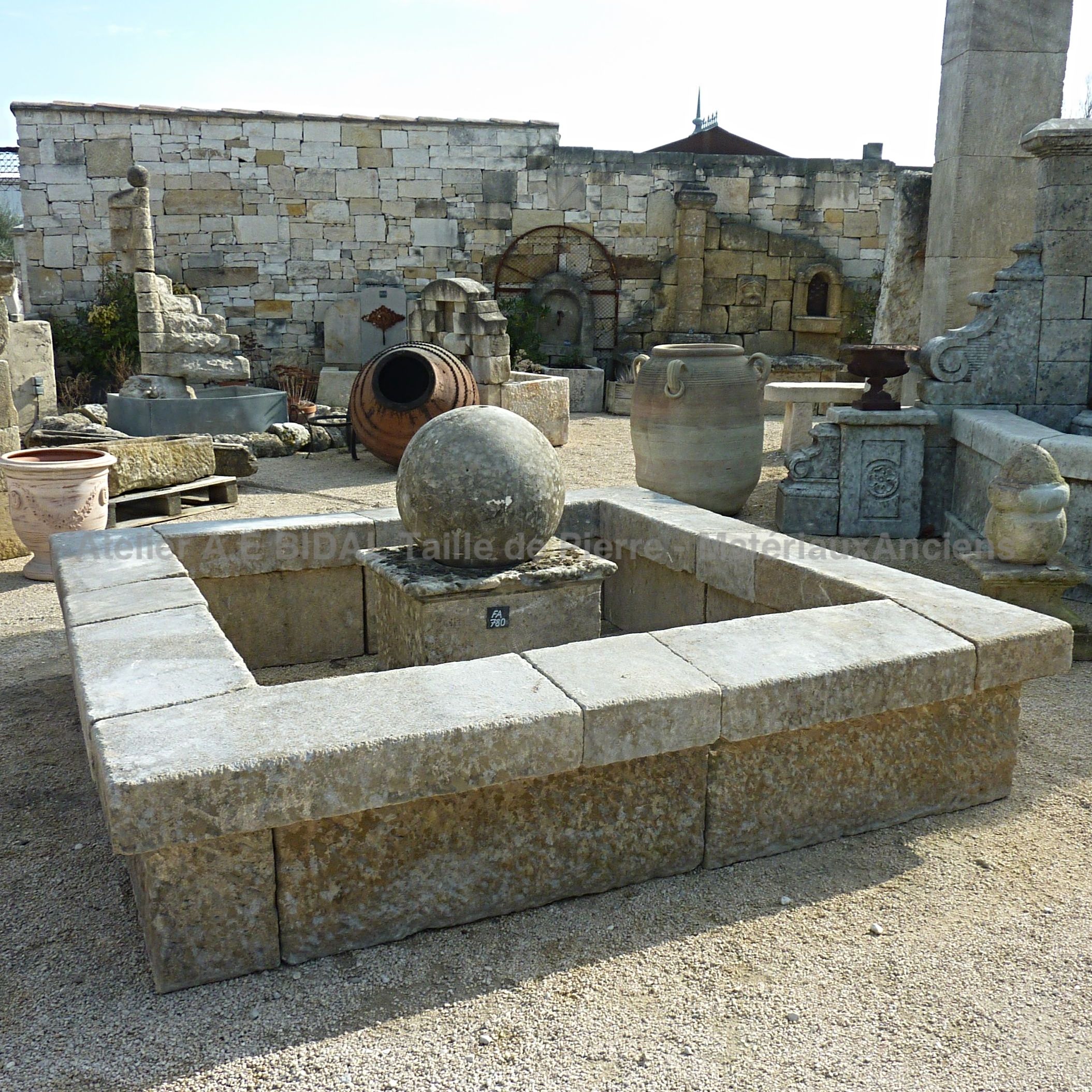 Magnifique bassin ancien avec socle et boule centrale en pierre ** VENDU