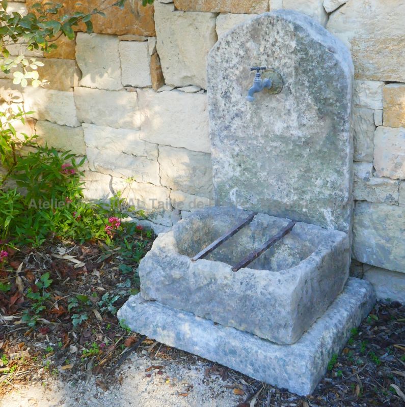 Small unexpensive and easy to install stone fountain : Atelier Alain BIDAL (Provence)