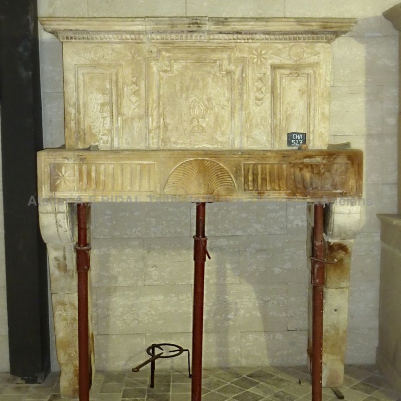 Cheminée Louis XVI - cheminée à trumeau au style rustique pour la décoration d'une maison ancienne.