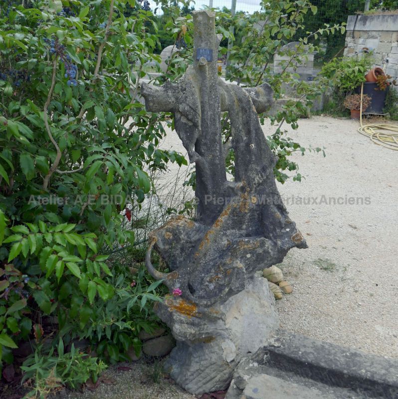 Croix ancienne sculptée en pierre : une croix en pierre appartenant aux patrimoine religieux français du 18ème siècle !