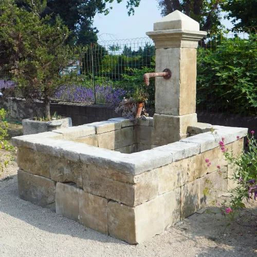 Fontaine rustique en vieilles pierres par Alain BIDAL, spécialiste des matériaux anciens en Provence