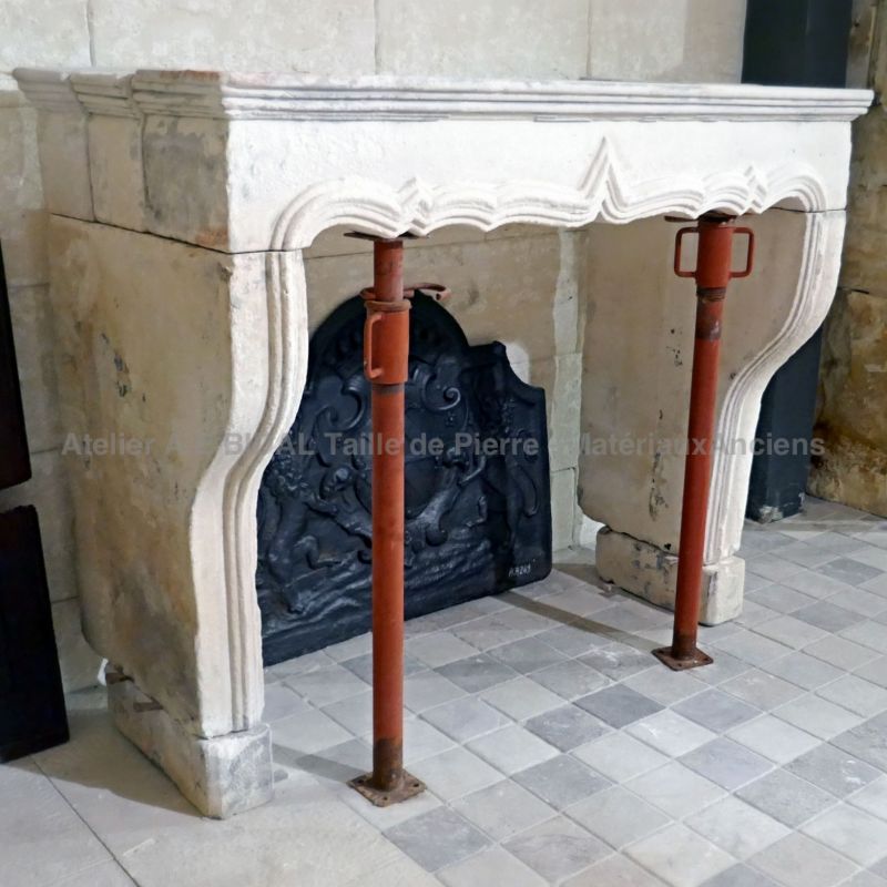 For an amazing decoration, why not let yourselves be tempted by this elegant Louis XV fireplace ?