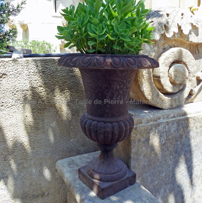 Élégante paire de vases Médicis en fonte ancienne - Atelier Alain BIDAL (Provence)