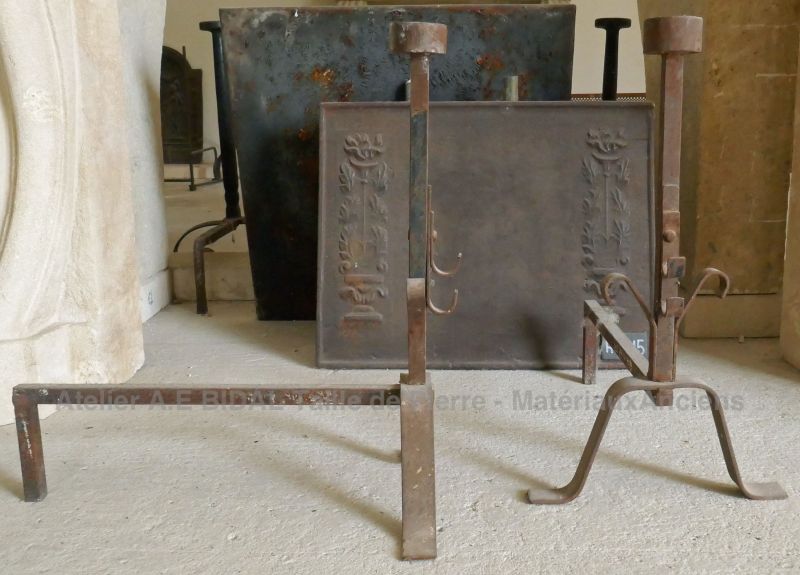 Paire de landiers pour cheminée anciens en fer forgé par Atelier Alain BIDAL