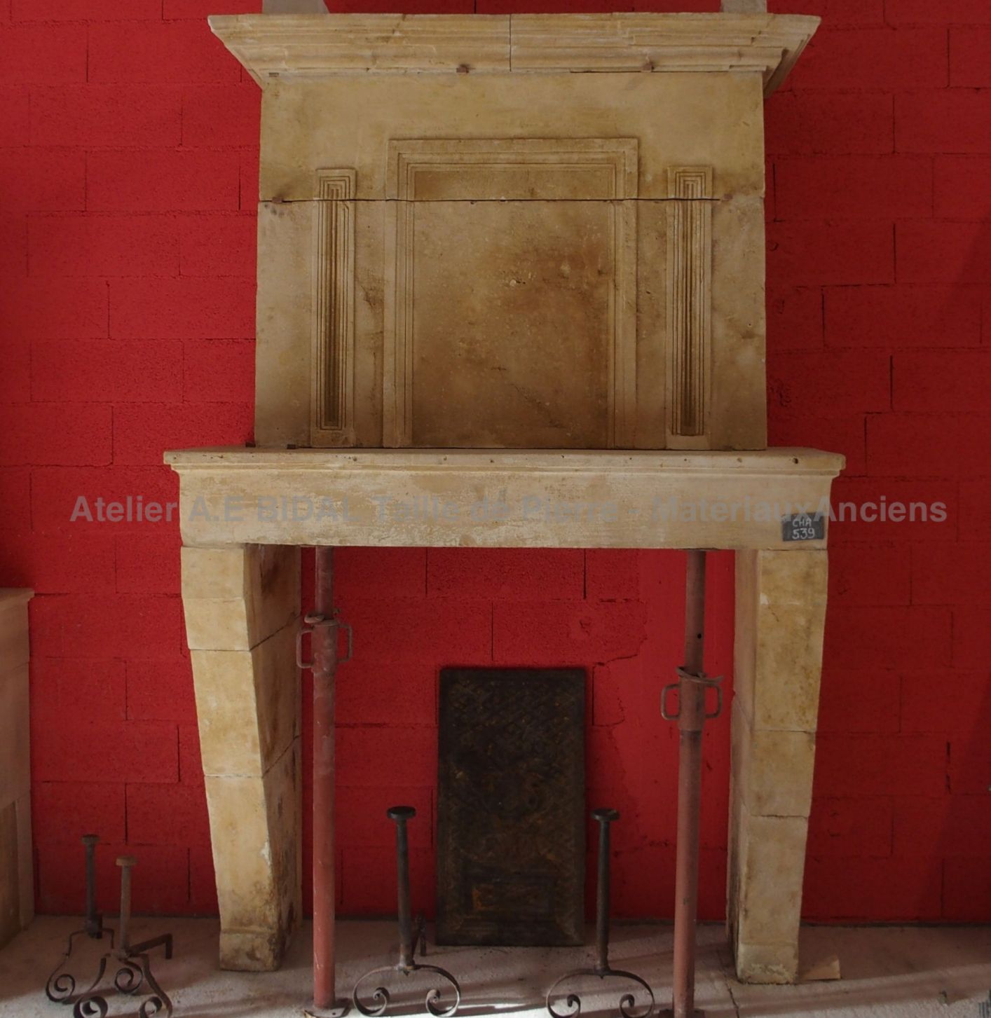 Belle cheminée ancienne en pierre - cheminée à trumeau.