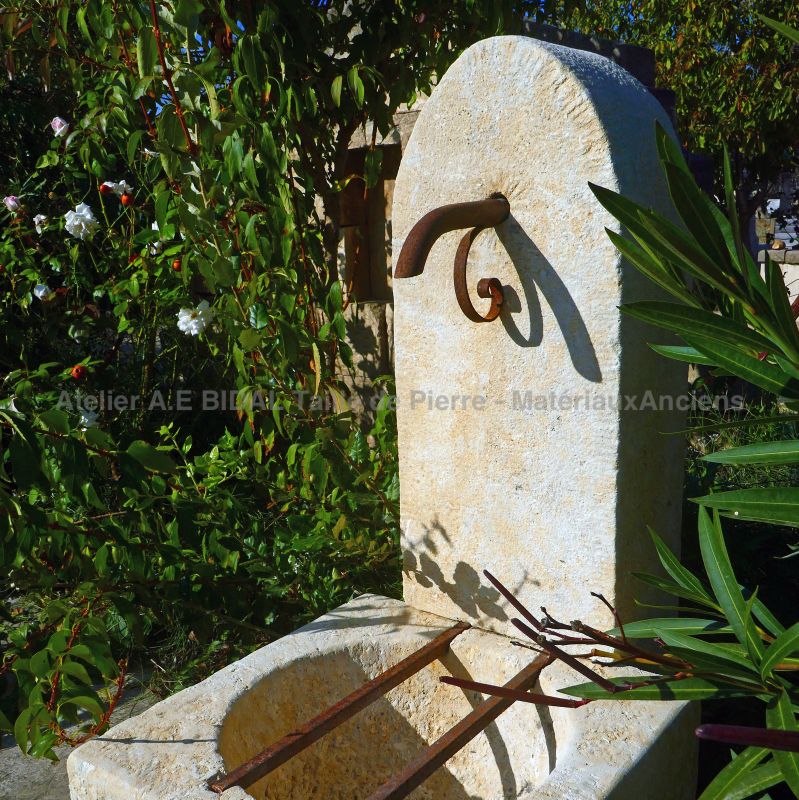Small garden fountain : an easy-to-install water feature with trough - Atelier Alain BIDAL (Provence)