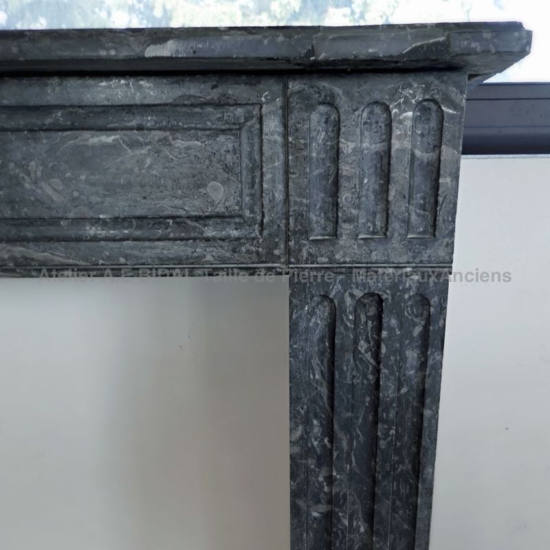 Cheminée en marbre de style Louis XVI et d'époque 19ème
