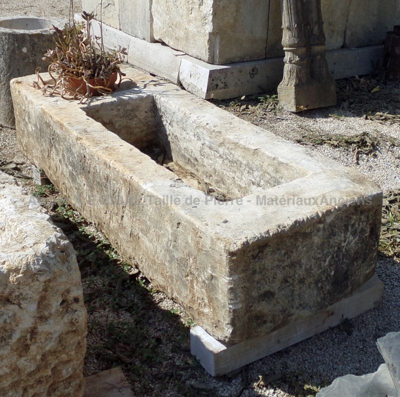 Longue jardinière rustique en pierre : ancienne auge en pierre en vente chez l'Atelier Alain BIDAL (Provence)