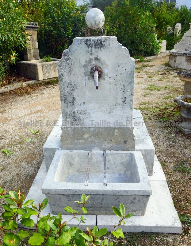 Fontaine centrale en vieilles pierres : fontaine décorative en pierre naturelle avec 2 bassins