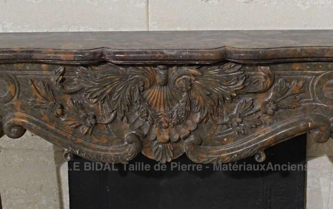 Cheminée en marbre marron - véritable cheminée ancienne réalisée dans du marbre de grande qualité.