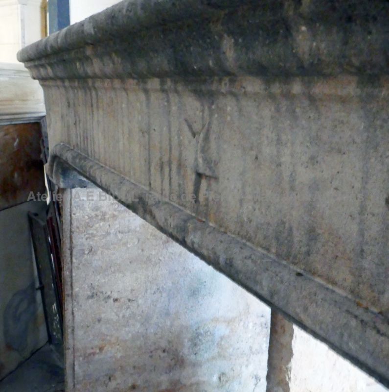 Reclaimed country-style mantel in weathered limestone for sale at Atelier Alain BIDAL (Provence)